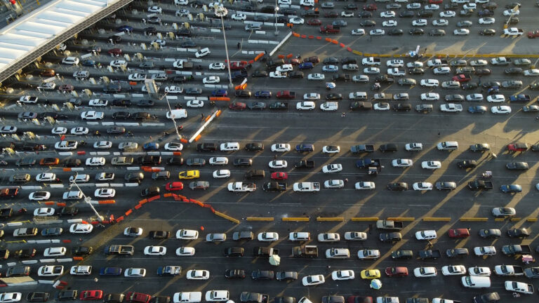 Filas de hasta 9 horas colapsan Tijuana en vacaciones