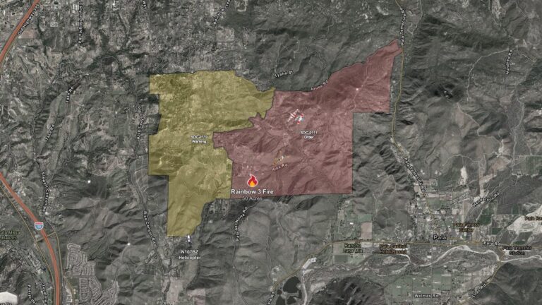 Incendio Rainbow 3 crece a 50 acres y amenaza estructuras en el norte del Condado de San Diego
