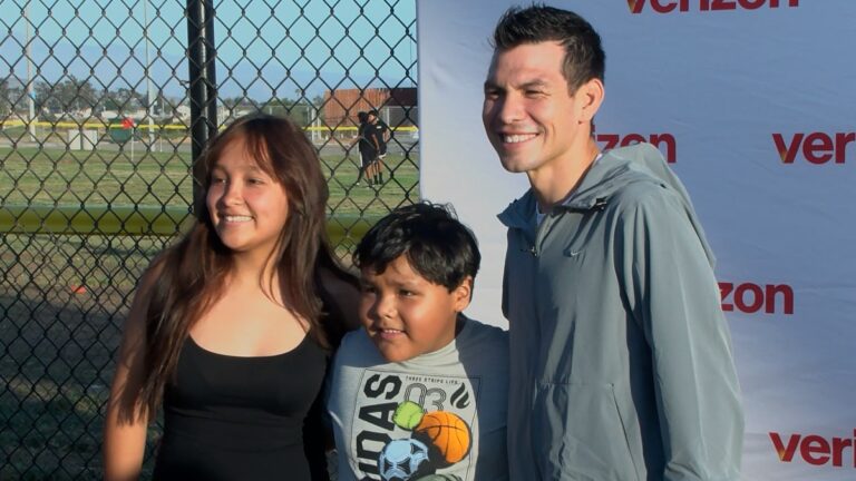 Chucky Lozano comparte la cancha con jóvenes de la comunidad de San Diego