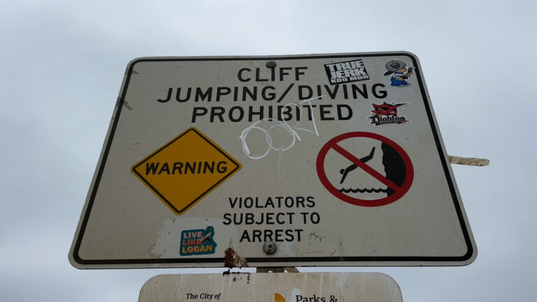 Accidentes no frenan los saltos en Sunset Cliffs