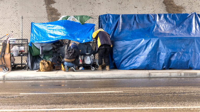 Newsom anuncia alianza con San Diego para limpiar campamentos en autopistas y conectar a personas sin hogar con servicios de apoyo