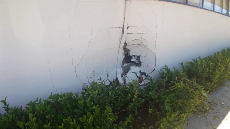 Vehículo choca contra Biblioteca de Clairemont y provoca cierre temporal del edificio