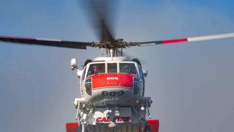 Helicóptero de CAL FIRE rescata a dos residentes atrapados por incendio Creelman en Ramona