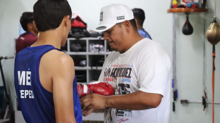 Joven de 17 años conmueve al “Canelo” y logra apoyo para ir al Mundial de Box