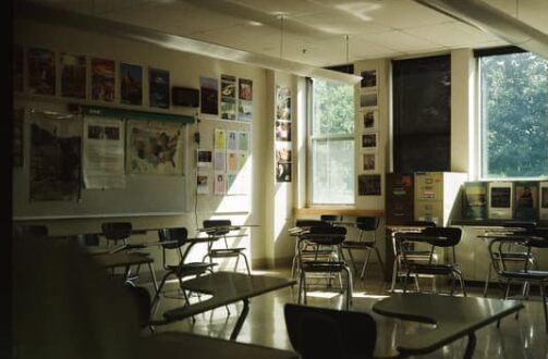 Investigaciones federales del Departamento de Educación sacuden a dos distritos escolares por denuncias sobre alumnos LGBTQ+