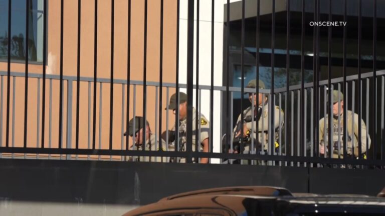 Equipo SWAT arresta a hombre armado tras horas de tensión en Vista
