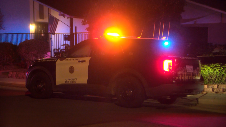 Pareja muere en aparente caso de violencia doméstica dentro de su vivienda en Mira Mesa