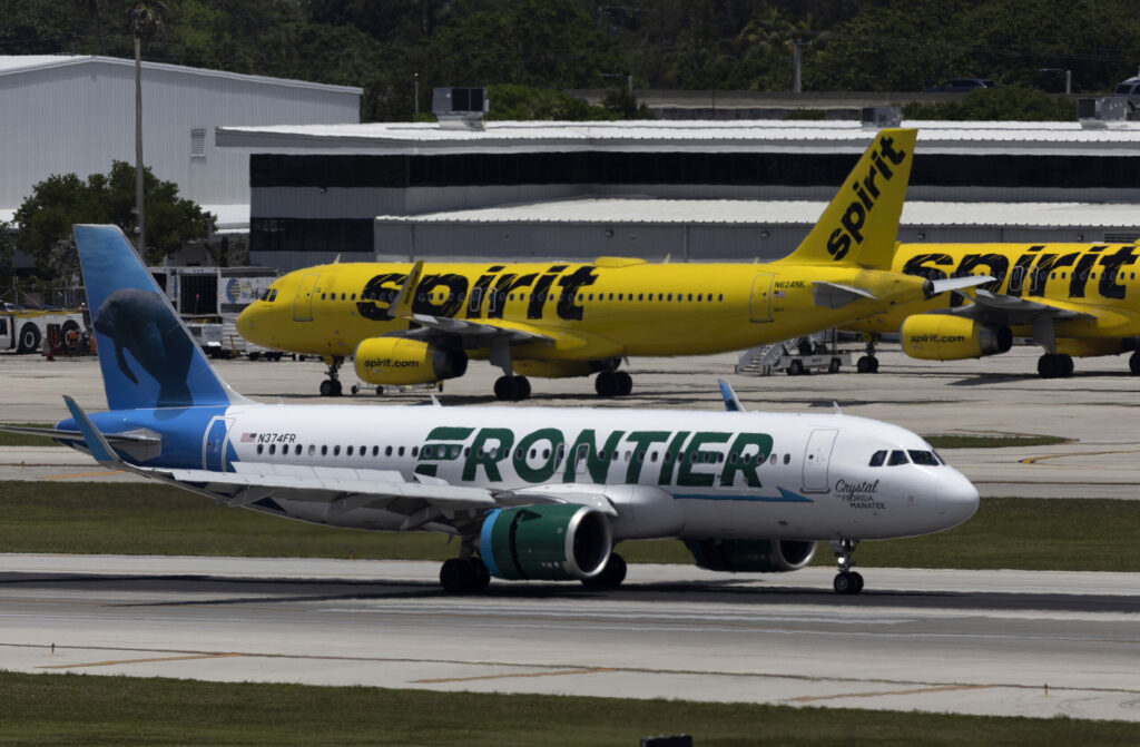 Frontier Airlines: auxiliares de vuelo protestan en Denver por salarios y trabajo no pagado