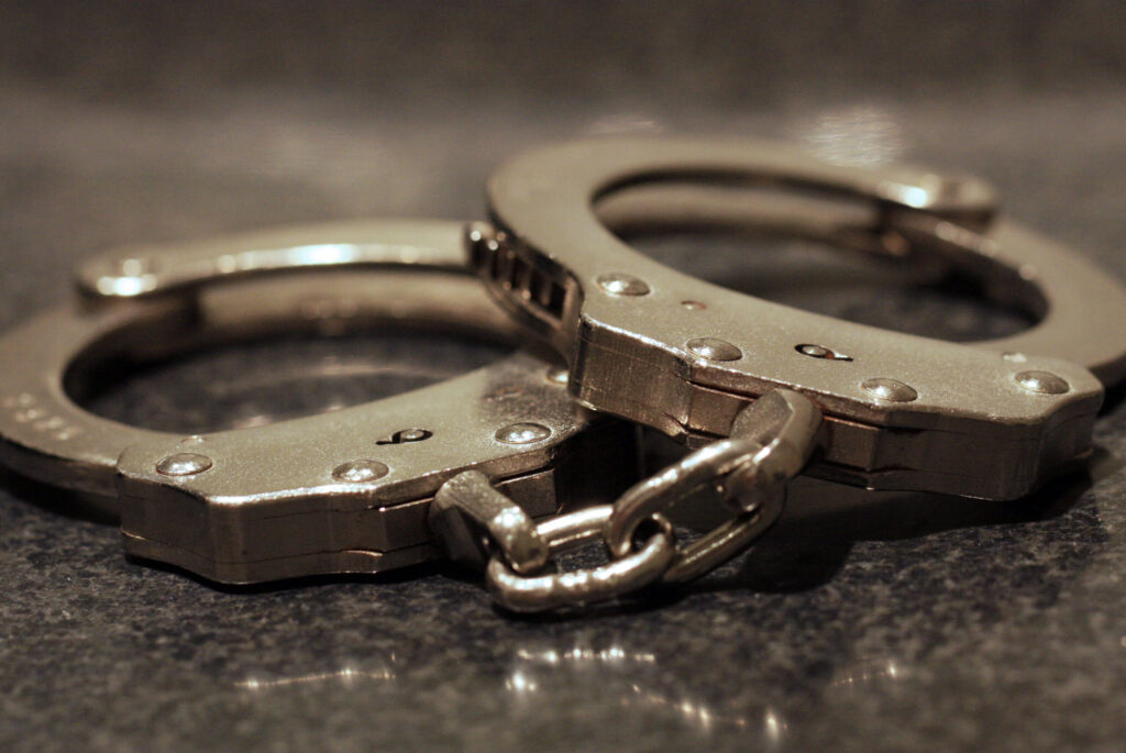 Arrestan a hombre acusado de posesión de pornografía infantil