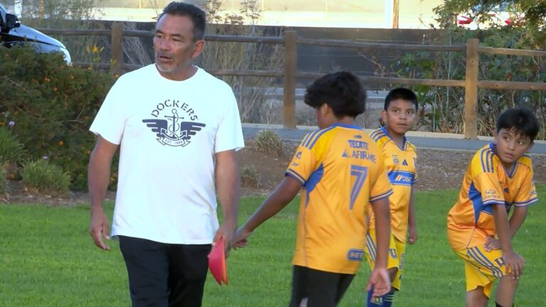 Carlos Martínez: décadas enseñando mucho más que fútbol
