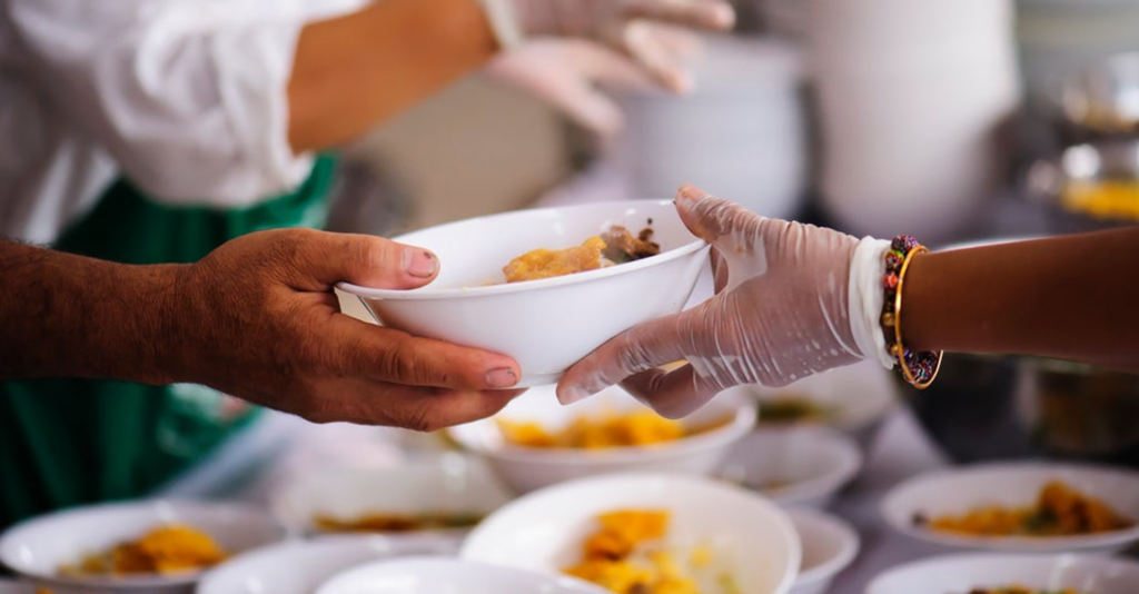 Reúnen 8 mil comidas durante colecta de alimentos