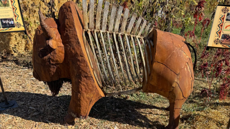 Roban remolque con una gran escultura de bisonte en Pueblo