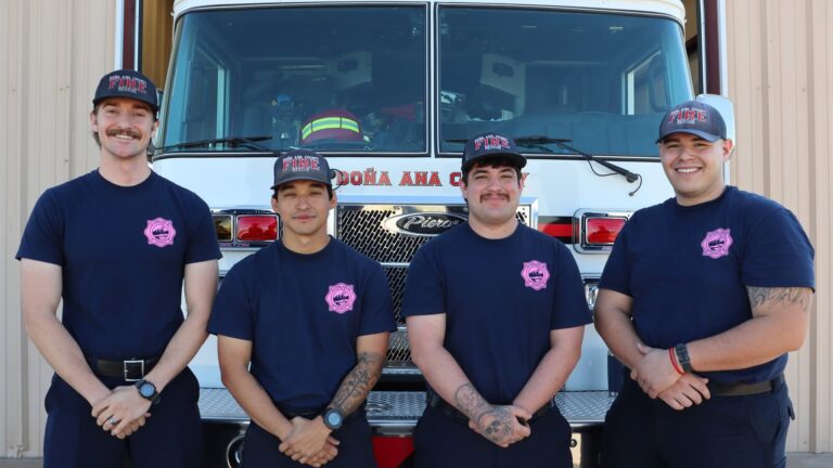 Bomberos del Condado de Doña Ana rescatan a un hombre y a su gato de un incendio residencial en Organ