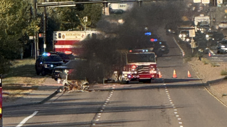 Incendio de vehículo eléctrico obliga a cerrar Arapahoe Road