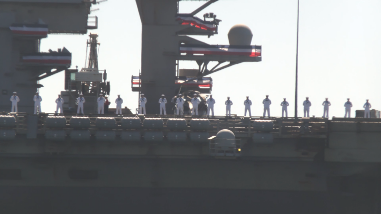 Regreso del USS Abraham Lincoln a San Diego provoca protestas contra la guerra con Irán