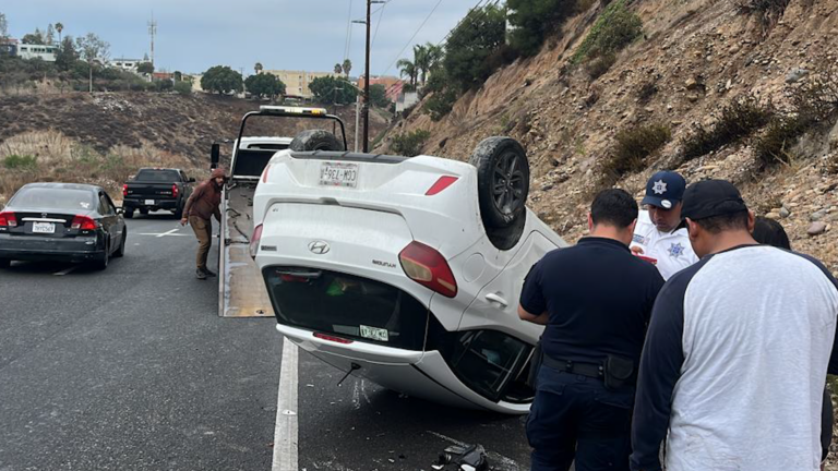 Automóvil vuelca en el bulevar Fundadores de Tijuana; dos personas reciben atención