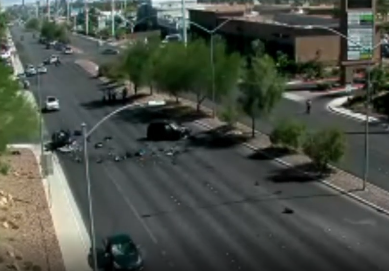 Grave choque frontal deja un hospitalizado tras colisión en Sahara Avenue