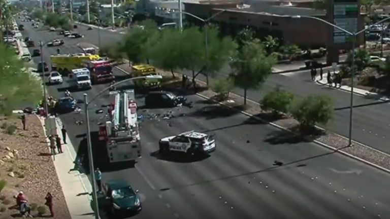 Accidente en sentido contrario deja a 2 personas en estado crítico en Sahara Avenue