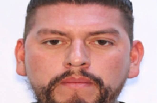 Fiscalía presenta cargos de intento de asesinato contra hombre acusado de disparar a policía en Thornton