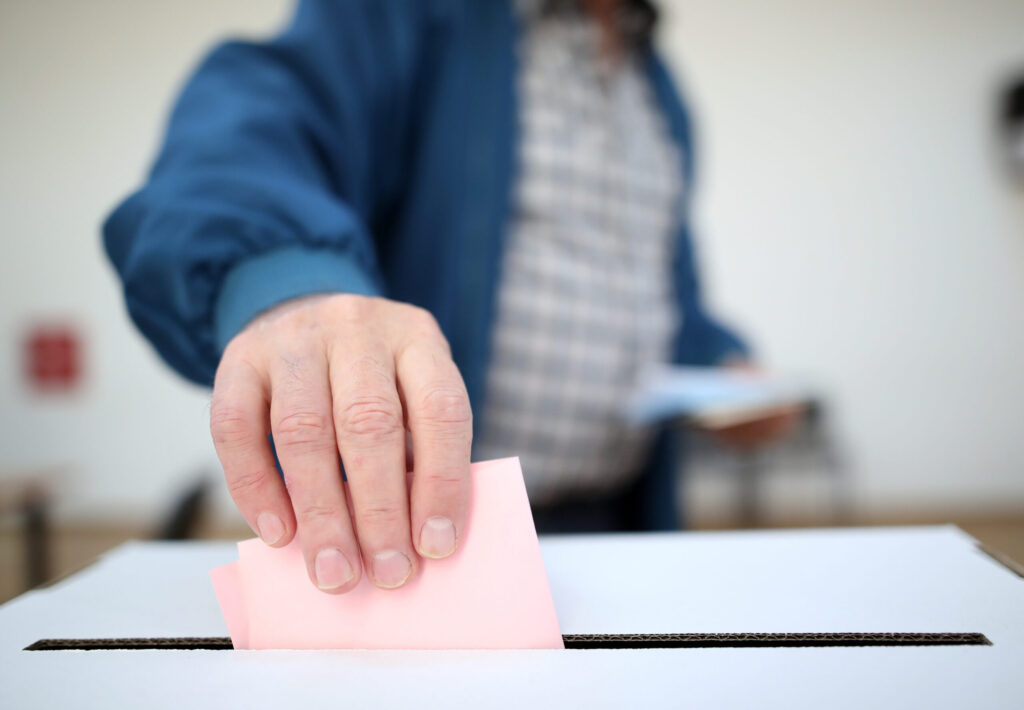 Comienza la votación presencial en Colorado: Denver habilita 13 centros de votación adicionales