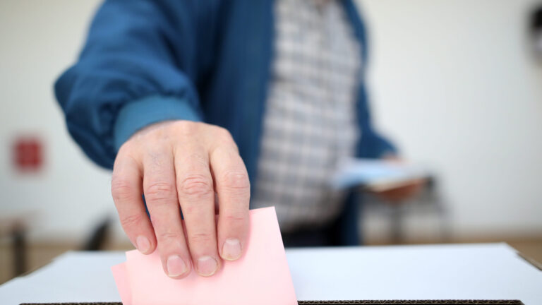 Comienza la votación presencial en Colorado: Denver habilita 13 centros de votación adicionales