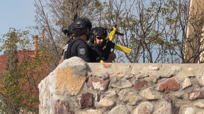Hombre se atrinchera en un cobertizo tras reporte de violencia doméstica en el oeste de El Paso