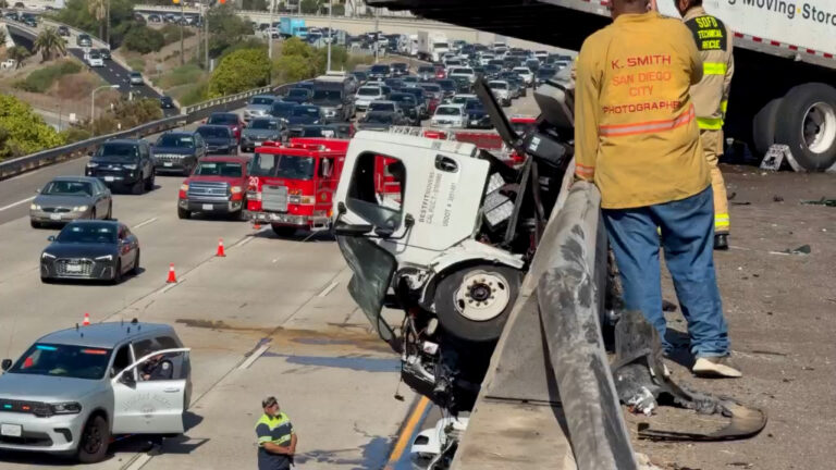 Accidente en la I-5 en San Diego deja tráiler en llamas al borde de la vía
