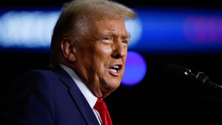 Retiran a 11 personas de un mitin de Donald Trump en Kansas y reportan un arresto