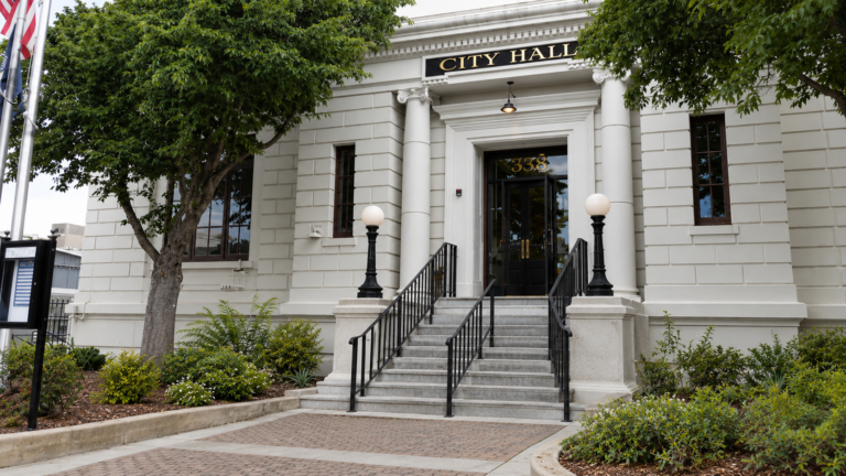 Hollister despide a su administradora municipal en medio de una crisis presupuestaria