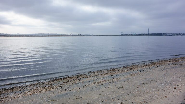 Lluvias generan alerta en todas las playas de San Diego; varias siguen cerradas por contaminación