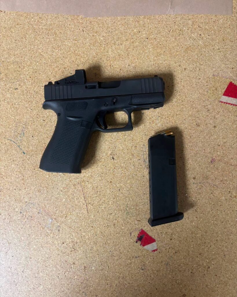 Violencia vehicular deja un arrestado y un arma robada recuperada