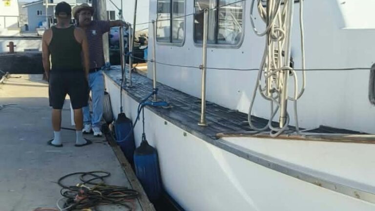 Familias de migrantes desaparecidos exigen reanudar la búsqueda en el mar tras naufragio en Ensenada