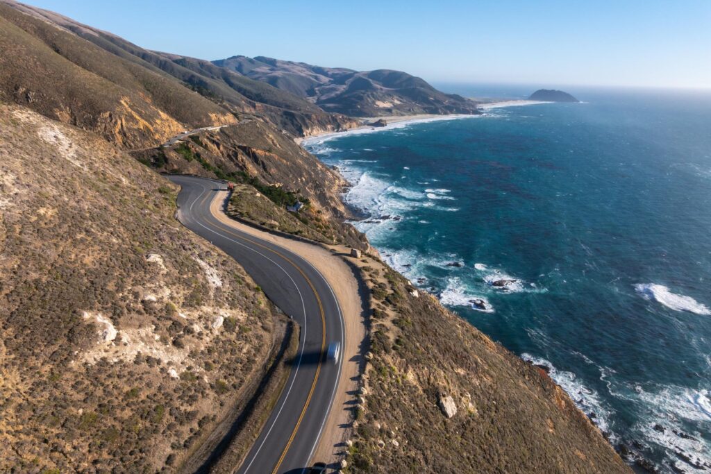 Newsom ordena medidas para proteger Pacific Coast Highway ante posibles tormentas de El Niño