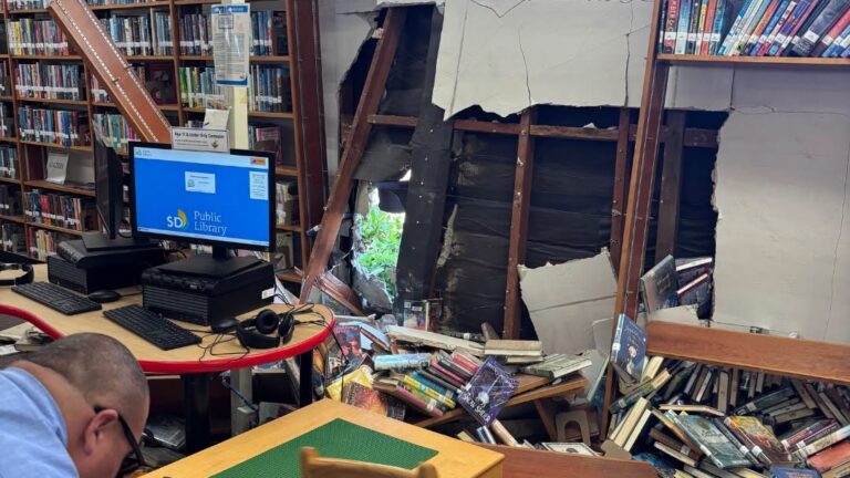 Reabre la biblioteca de Clairemont en San Diego tras meses de cierre por choque
