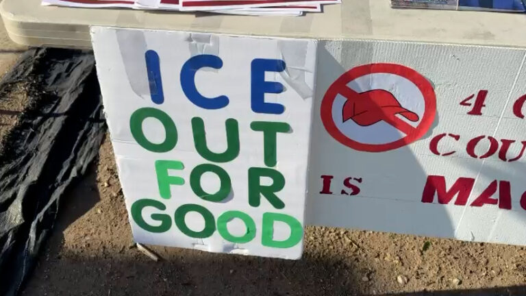 Decenas de personas protestan en Escondido contra operativos de ICE y uso de campo de tiro policial
