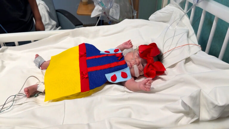 Bebés hospitalizados en San Diego celebran Halloween con disfraces hechos a mano